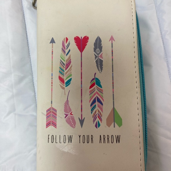 Cute "Follow your arrow" White Blue Wristlet Wallet. - Picture 10 of 12